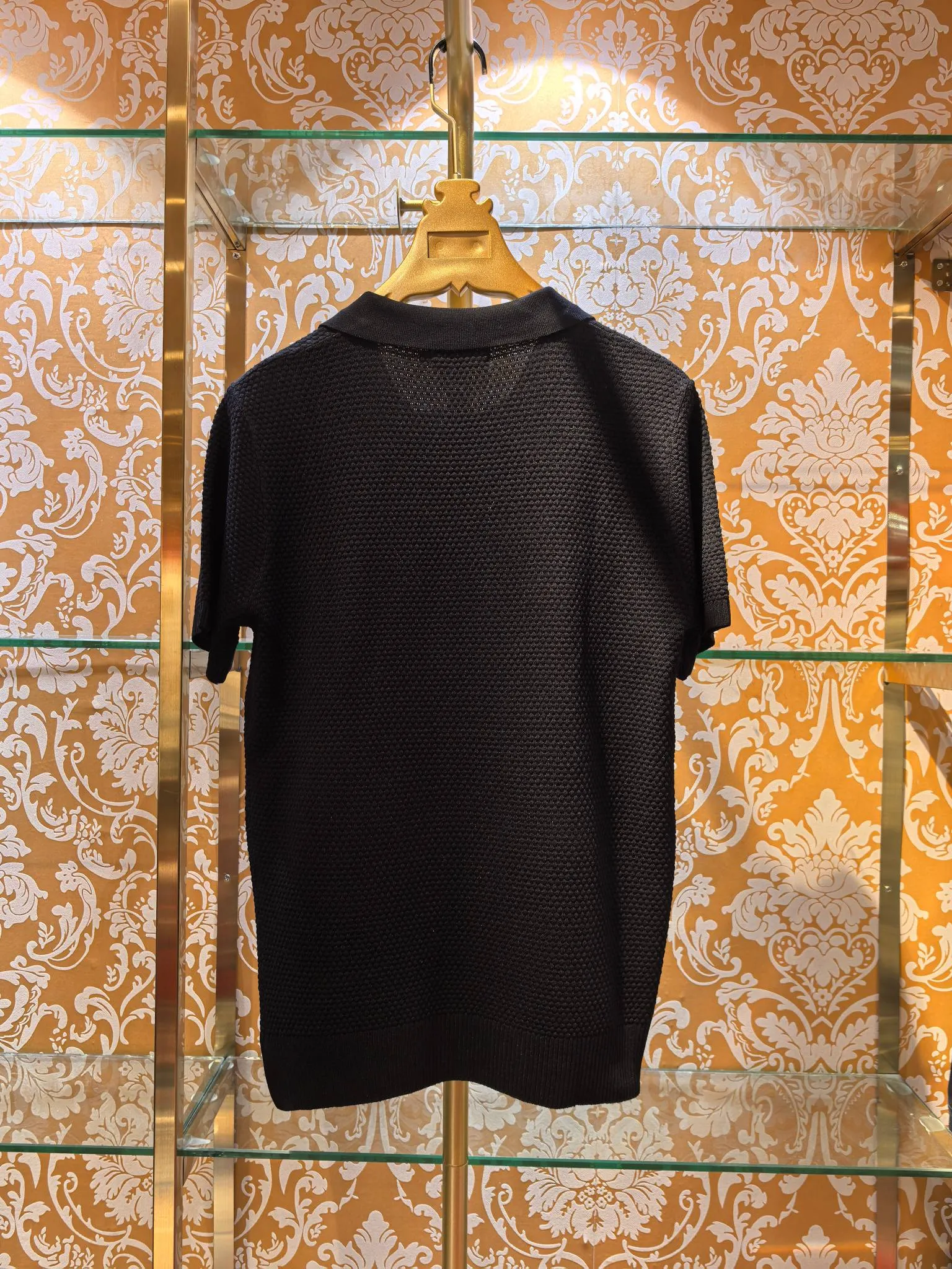 The counter is synchronized with Brunello Cucinelli 🇮🇹BC 2026/ss New Arrival knitted sweater with logo embroidery on the chest. The fabric is perfectly made with 14 needles of imported machines. The counter restores the upper body spirit in a one-to-one manner. Comfortable Breathable. Slim fit. Color Black Sizes S M L XL
